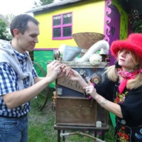 Adultes Et Enfants Participent Au Spectacle