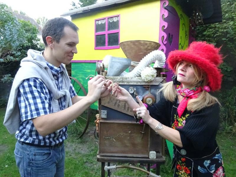Adultes et enfants participent au spectacle