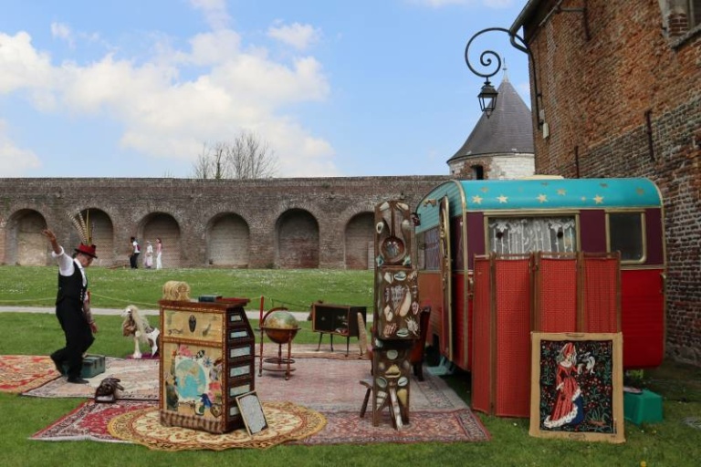 Djodjo danse devant la Caravâne