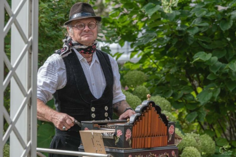 Djodjo joue de l'orgue de barbarie