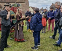 La Carriole À Boniments Et Son Public Ébahi