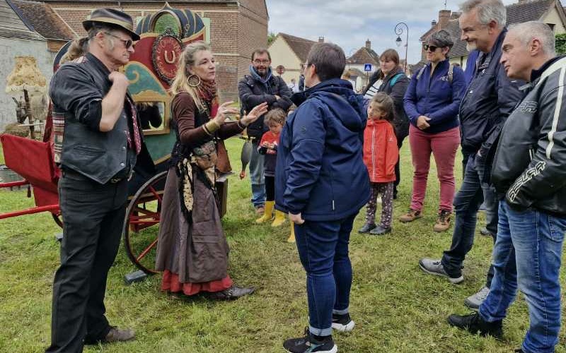 La Carriole à boniments et son public ébahi